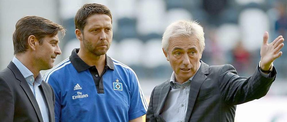 Blick nach vorn: Bert van Marwijk (r.) unterhält sich vor seinem ersten Spiel als HSV-Trainer mit Co-Trainer Roel Coumans (m.) und HSV-Sportdirektor Oliver Kreuzer (l.)