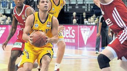 Vojdan Stojanovski (mit Ball) von Alba Berlin fiel im Champions Cup mit besonderem Einsatz auf.