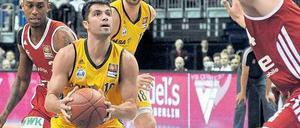 Vojdan Stojanovski (mit Ball) von Alba Berlin fiel im Champions Cup mit besonderem Einsatz auf.