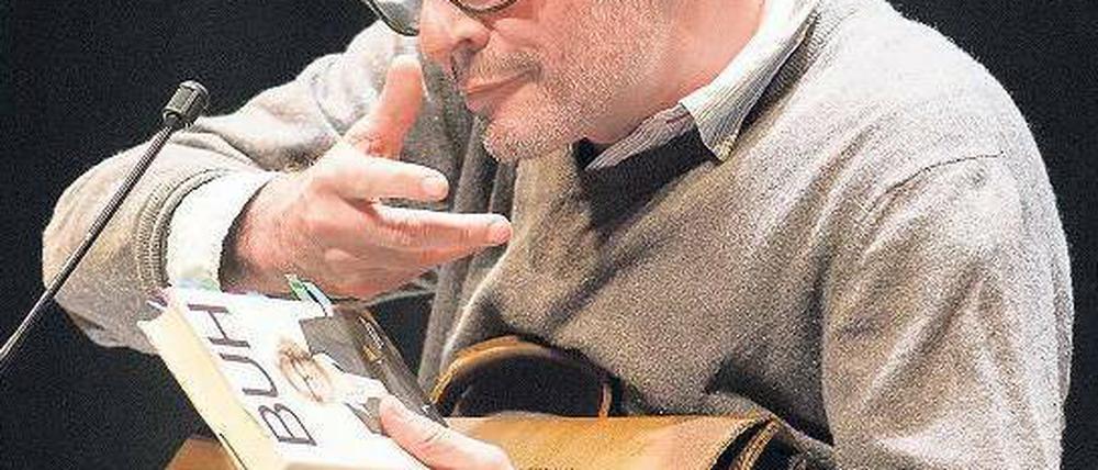 Der Mann mit der Ledertasche. Leander Haußmann liest sich selbst. Foto: Hannibal/dpa