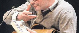 Der Mann mit der Ledertasche. Leander Haußmann liest sich selbst. Foto: Hannibal/dpa