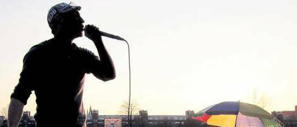 Joe Hatchiban veranstaltet die Karaoke-Parties im Mauerpark in Berlin.