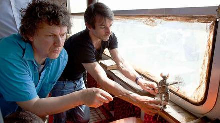 Michel Gondry, 50, ist berühmt geworden durch verspielte Filme mit viel Bildwitz - etwa "Vergiss mein Nicht" und "The Science of Sleep". Nun hat der französische Regisseur - hier im Vordergrund, bei den Dreharbeiten - Boris Vians berühmten Roman "Der Schaum der Tage" verfilmt.