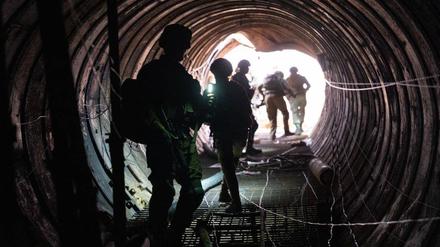 Dieses von den Israelischen Verteidigungsstreitkräften IDF am 17. Dezember 2023 veröffentlichte Foto zeigt israelische Soldaten, die ein großes unterirdisches Tunnelsystem der Hamas untersuchen, das im Gazastreifen entdeckt wurde. 
