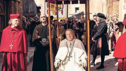 Machtgieriger und irrer Oberschurke: Selbst als Papst Alexander VI. war Rodrigo (John Doman, Mitte) der Borgia-Clan immer wichtiger als das Heil der Kirche. Foto: ZDF