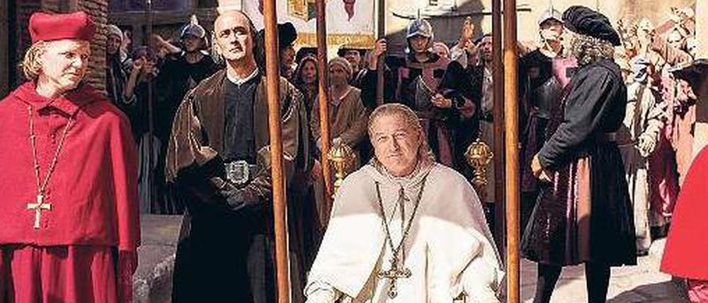 Machtgieriger und irrer Oberschurke: Selbst als Papst Alexander VI. war Rodrigo (John Doman, Mitte) der Borgia-Clan immer wichtiger als das Heil der Kirche. Foto: ZDF