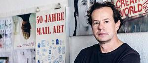 Postfan. Künstler Lutz Wohlrab zu Hause in Prenzlauer Berg.