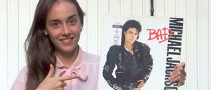 Geht es denn überhaupt noch hipper als mit Omabluse und Michael Jackson?