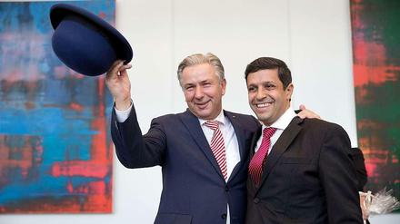 Klaus Wowereit lässt sich feiern. Unter den zahlreichen Geburtstagsgästen im Abgeordnetenhaus war natürlich auch SPD-Fraktionschef Raed Saleh.