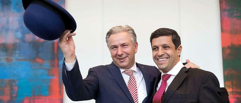 Klaus Wowereit lässt sich feiern. Unter den zahlreichen Geburtstagsgästen im Abgeordnetenhaus war natürlich auch SPD-Fraktionschef Raed Saleh.