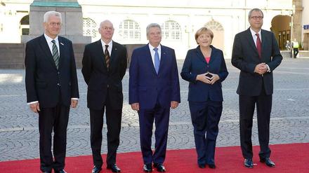 Staatsspitzen und Kanzlerinnenraute: Baden-Württembergs Ministerpräsident Winfried Kretschmann, Bundestagspräsident Norbert Lammert, Bundespräsident Joachim Gauck, Bundeskanzlerin Angela Merkel und Bundesverfassungsgerichtspräsident Andreas Voßkuhle (von links) am 3. Oktober in Stuttgart.