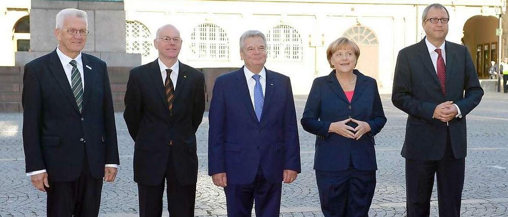 Staatsspitzen und Kanzlerinnenraute: Baden-Württembergs Ministerpräsident Winfried Kretschmann, Bundestagspräsident Norbert Lammert, Bundespräsident Joachim Gauck, Bundeskanzlerin Angela Merkel und Bundesverfassungsgerichtspräsident Andreas Voßkuhle (von links) am 3. Oktober in Stuttgart.