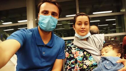 Familie Saboor bei ihrer Ankunft am Flughafen Frankfurt am Main.