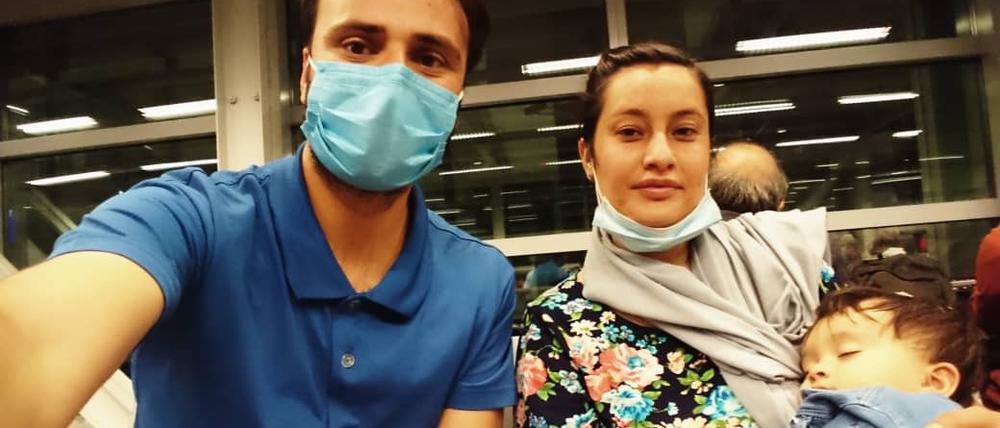Familie Saboor bei ihrer Ankunft am Flughafen Frankfurt am Main.