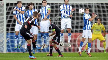 Freistoß ins Glück. Jens Hegeler schießt Bayer Leverkusen zum Sieg gegen San Sebastian.