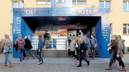 Alles in Bewegung. Aus diesem Hostel flog eine Wasserbombe – und traf eine Nachbarin auf dem Fahrrad. In einem Bewertungsportal im Internet klagen frühere Gäste über nächtlichen Lärm dort, während andere monieren, dass man im Zimmer nicht mal richtig Party machen dürfe. 