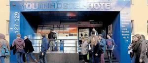 Alles in Bewegung. Aus diesem Hostel flog eine Wasserbombe – und traf eine Nachbarin auf dem Fahrrad. In einem Bewertungsportal im Internet klagen frühere Gäste über nächtlichen Lärm dort, während andere monieren, dass man im Zimmer nicht mal richtig Party machen dürfe. 