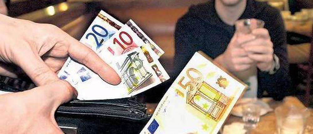 Machen Sie fünfzehn. Auswärts zu essen und zu trinken ist in Berlin so günstig wie kaum irgendwo in Deutschland. Trotzdem bedenken Gäste die Servicekräfte nicht mit üppigem Trinkgeld. Foto: dpa