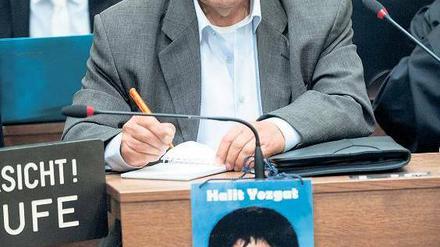 „Aber er gab keine Antwort.“ Ismail Yozgat mit einem Foto des kleinen Sohnes. Halit Yozgat wurde mit zwei Schüssen in seinem Kasseler Internetcafé getötet. Foto: Gebert/dpa