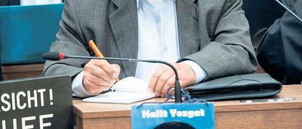 „Aber er gab keine Antwort.“ Ismail Yozgat mit einem Foto des kleinen Sohnes. Halit Yozgat wurde mit zwei Schüssen in seinem Kasseler Internetcafé getötet. Foto: Gebert/dpa