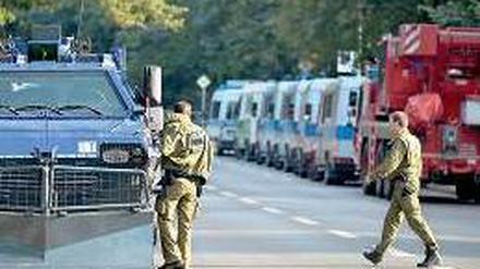 Aufmarsch. Polizeifahrzeuge rückten vor der großflächigen Evakuierung des Fundortes in langen Reihen an. Foto: dpa