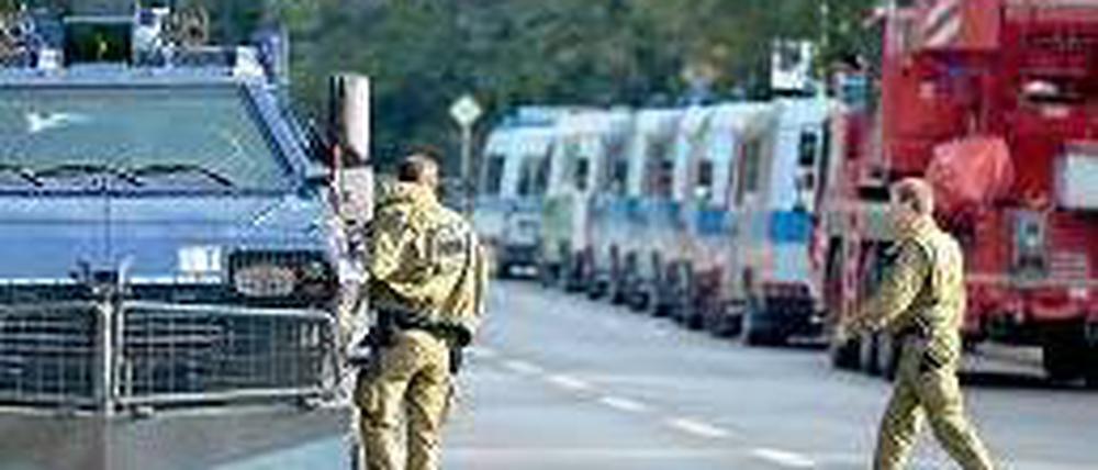 Aufmarsch. Polizeifahrzeuge rückten vor der großflächigen Evakuierung des Fundortes in langen Reihen an. Foto: dpa