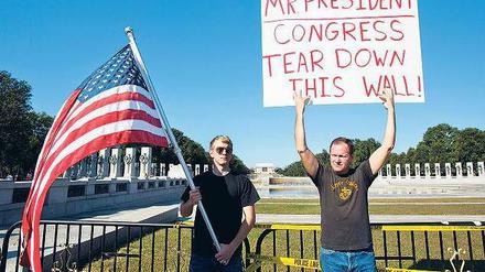 Protest gegen die Schließung. Joe Lee und Lance Frye vor dem Mahnmal zum Zweiten Weltkrieg. Foto: Jim Lo Scalzo/dpa