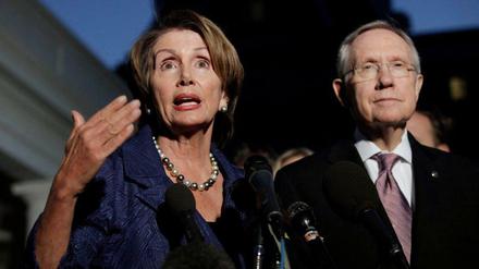 Keine Einigung in Sich: Nancy Pelosi, Fraktionsvorsitzende der Demokraten im Repräsentantenhaus und ihr Konterpart, der Republikaner Harry Reid, treten nach dem späten Treffen im Weißen Haus vor die Presse. 