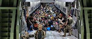 Geflüchtete sitzen in einem Airbus A400M der Bundeswehr. Die Bundeswehr hat weitere deutsche Staatsbürger und afghanische Ortskräfte aus Kabul evakuiert. +++ dpa-Bildfunk +++