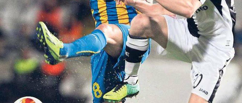 Gekommen, um zu bleiben. Sebastian Rode (rechts) und Eintracht Frankfurt haben nach zwei Spielen in der Europa League gute Chancen auf die K.-o.-Runde. Foto: dpa