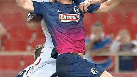 Déjà-vu in Sevilla. Oliver Sorg (vorn) und der SC Freiburg stecken in der Krise. Foto: dpa