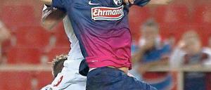 Déjà-vu in Sevilla. Oliver Sorg (vorn) und der SC Freiburg stecken in der Krise. Foto: dpa