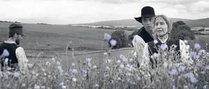 Schwarzweiß mit Farbe. Jakob (Jan Dieter Schneider, mit Hut) ist ein Vorfahre der Simons aus „Heimat“. Marita Breuer spielt hier wie dort die Mutter, links Maximilian Scheidt als Jakobs Bruder.