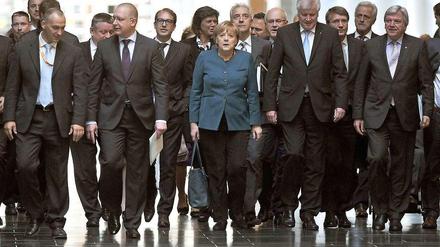 Alle da? Die 14-köpfige Verhandlungsdelegation der Union, inklusive Sicherheitsbeamte, auf dem Weg zur ersten Sondierungsrunde mit der SPD.