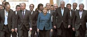 Alle da? Die 14-köpfige Verhandlungsdelegation der Union, inklusive Sicherheitsbeamte, auf dem Weg zur ersten Sondierungsrunde mit der SPD.
