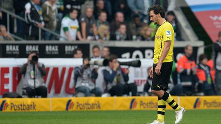Einsamer Abgang. Nach seinem Foul muss Mats Hummels vom Platz – und die Niederlage für seine Mannschaft nimmt ihren Lauf.