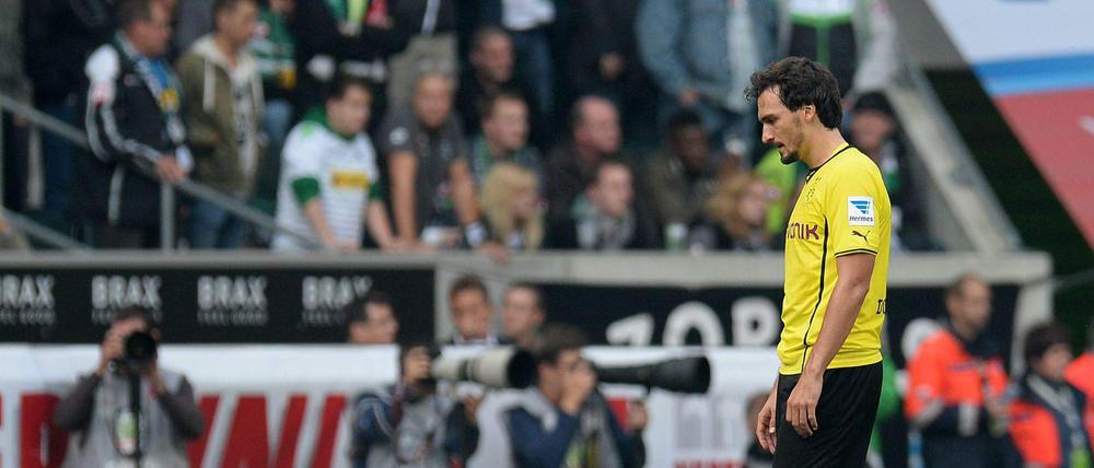 Einsamer Abgang. Nach seinem Foul muss Mats Hummels vom Platz – und die Niederlage für seine Mannschaft nimmt ihren Lauf.