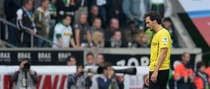 Einsamer Abgang. Nach seinem Foul muss Mats Hummels vom Platz – und die Niederlage für seine Mannschaft nimmt ihren Lauf.
