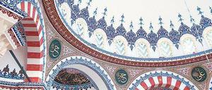 Islam zum Ansehen: Die Deckenverzierung der Sehitlik-Moschee in Neukölln.
