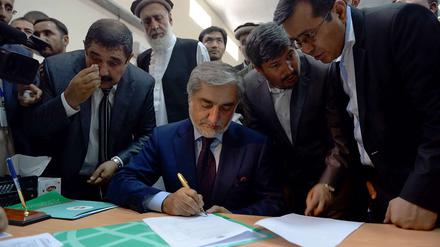 Wird er der nächste Präsident Afghanistans? Der frühere Außenminister Abdullah Abdullah (Mitte) rechnet sich Chancen aus.