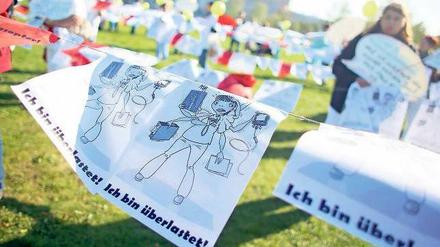 Viel Stress auf Station. Am Dienstag protestierten Schwestern und Pfleger mit allerlei Plakaten auf der Wiese vor dem Reichstag.