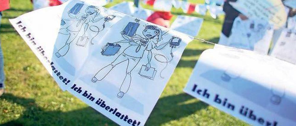 Viel Stress auf Station. Am Dienstag protestierten Schwestern und Pfleger mit allerlei Plakaten auf der Wiese vor dem Reichstag.