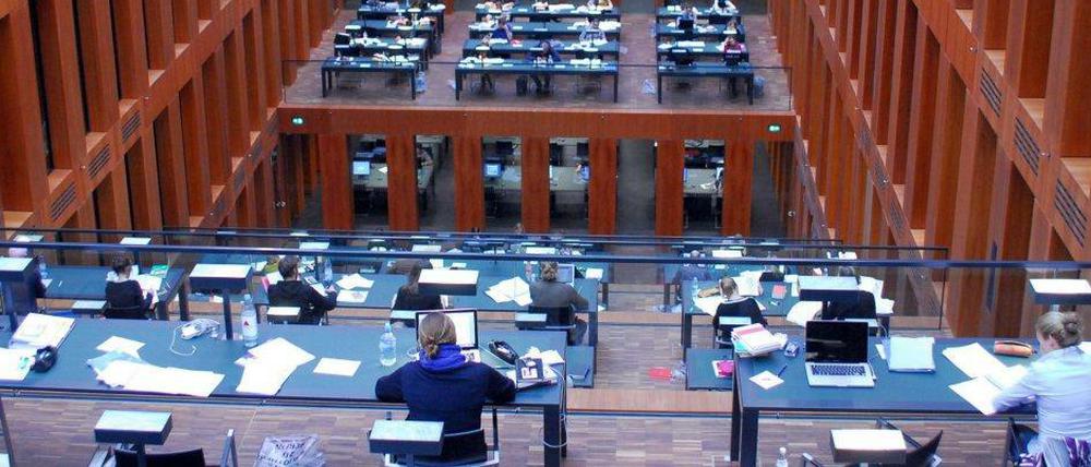 Mehr Zeit zum Lernen? Das gilt im schicken Grimm-Zentrum neuerdings vor allem für Humboldt-Studenten.