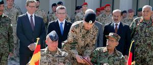 Übergabezeremonie in Kundus - unter den Augen des deutschen Außenministers Guido Westerwelle und von Bundesverteidigungsminister Thomas de Maizière. 
