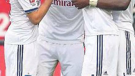 Streicheleinheit. Die HSV-Spieler beglückwünschen Lasogga (2.v.l.). Foto: dpa