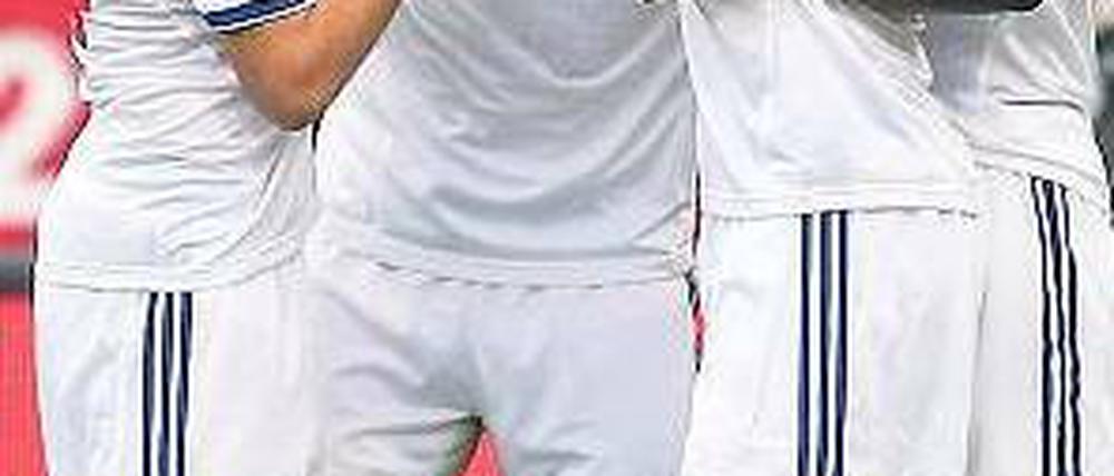 Streicheleinheit. Die HSV-Spieler beglückwünschen Lasogga (2.v.l.). Foto: dpa