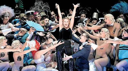 Tusch! Dagmar Manzel und Ensemble in der Paul-Abraham-Operette "Ball im Savoy".