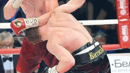 Hoch überlegen. Meist drückte der zehn Zentimeter größere Wladimir Klitschko ohne Grund seinen Kontrahenten Alexander Powetkin nach unten. Foto: AFP