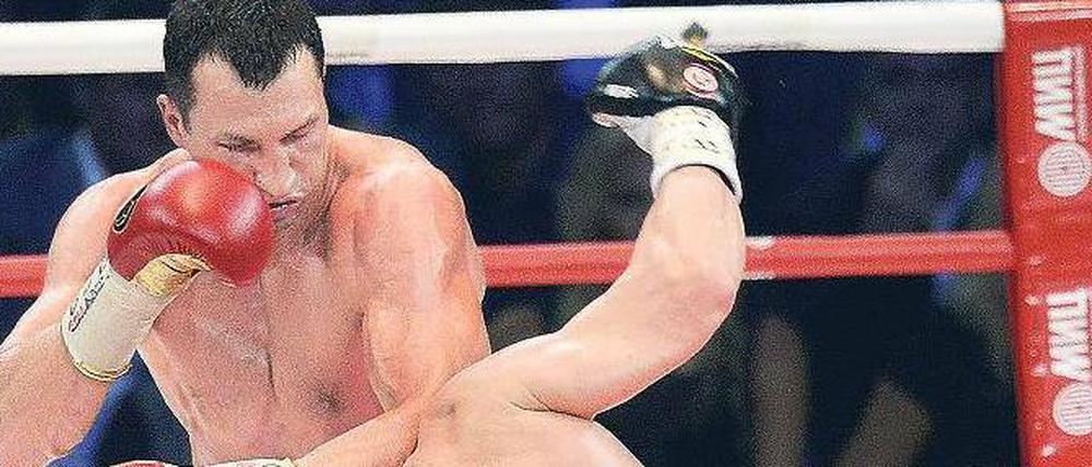 Hoch überlegen. Meist drückte der zehn Zentimeter größere Wladimir Klitschko ohne Grund seinen Kontrahenten Alexander Powetkin nach unten. Foto: AFP