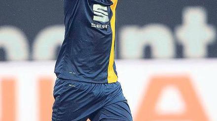 Klatschen statt Klatsche. Kumbela bejubelt den ersten Saisonsieg. Foto: dpa